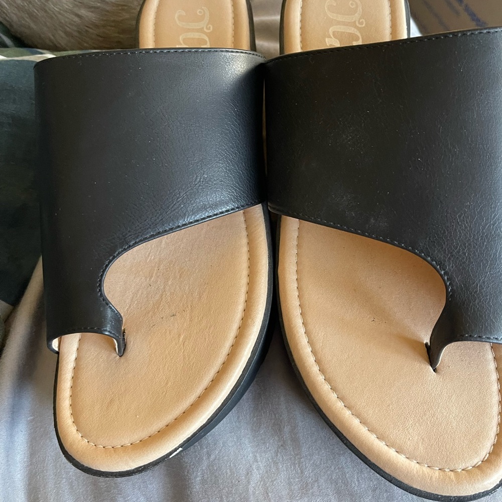 Rarely worn sandals with toe loop 9.5